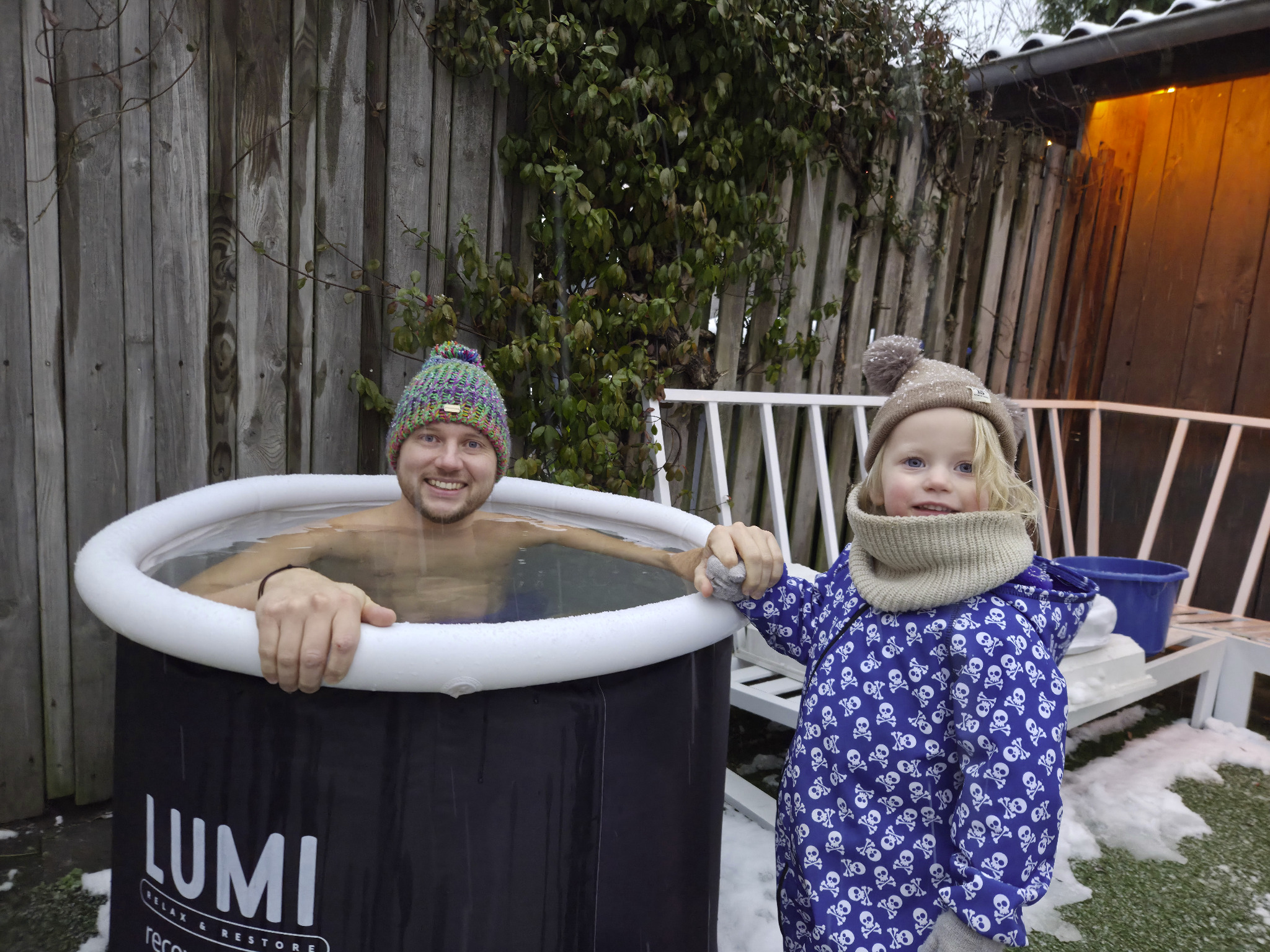 Dirk in een ijsbad in de winter