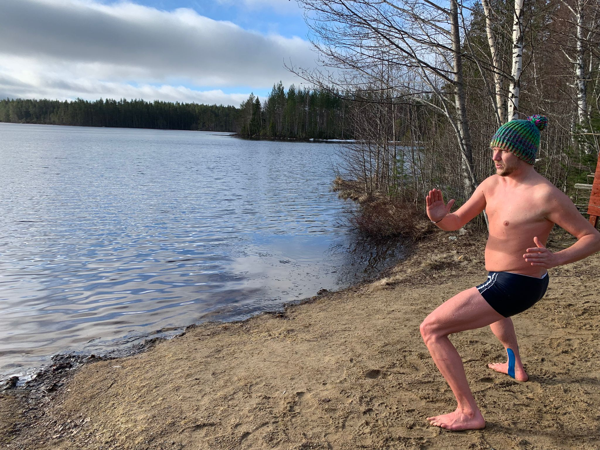 Dirk aan een meer in de natuur